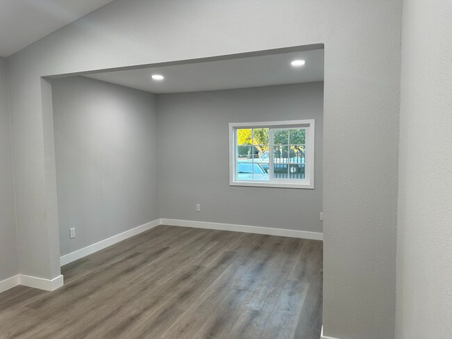 Building Photo - 2631 Ophelia Ave