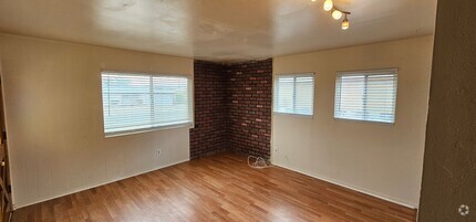 Building Photo - 1621 Sims St