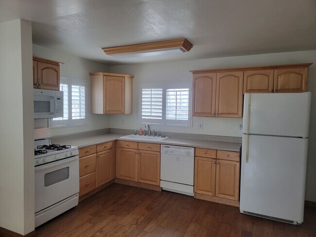 Building Photo - 2 Bed, 1.5 Bath Condo, w/2-Car Garage, Nea...