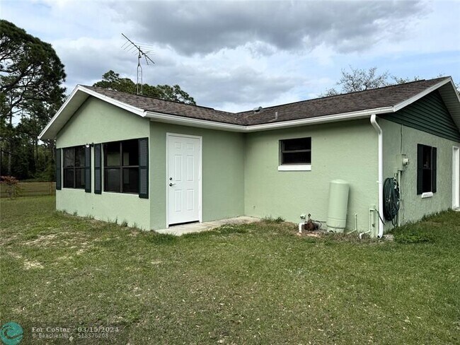 Foto del edificio - 6327 White Cedar Rd