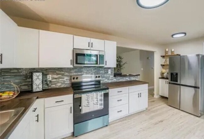 Foto del edificio - Spacious 5 bedroom, 2 ba, large basement with additional kitchen & private entry