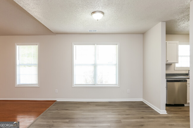 Foto del edificio - 6802 Browns Mill Walk