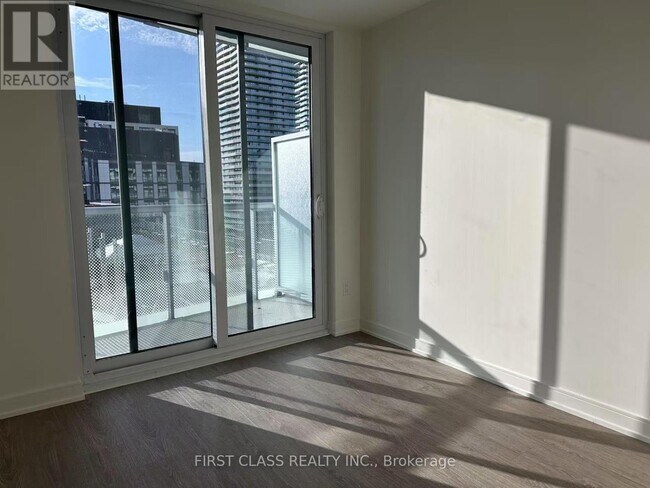 Photo du bâtiment - 425 Front St E