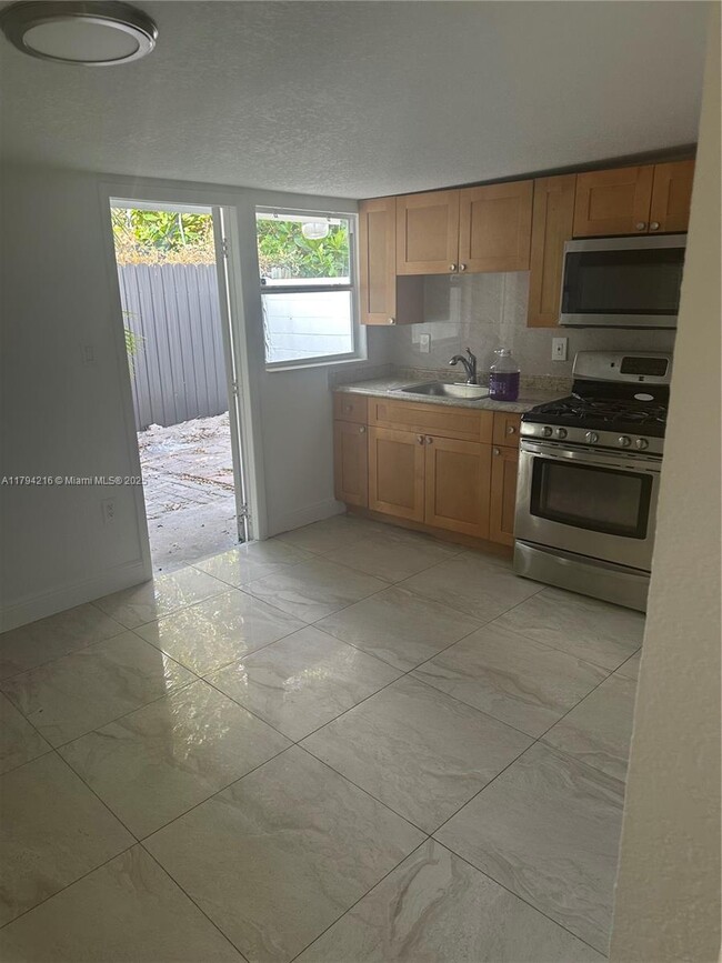 Foto del edificio - 2250 NW 103rd St