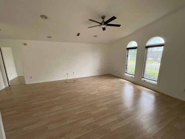 Building Photo - 4050 Linwood Dr