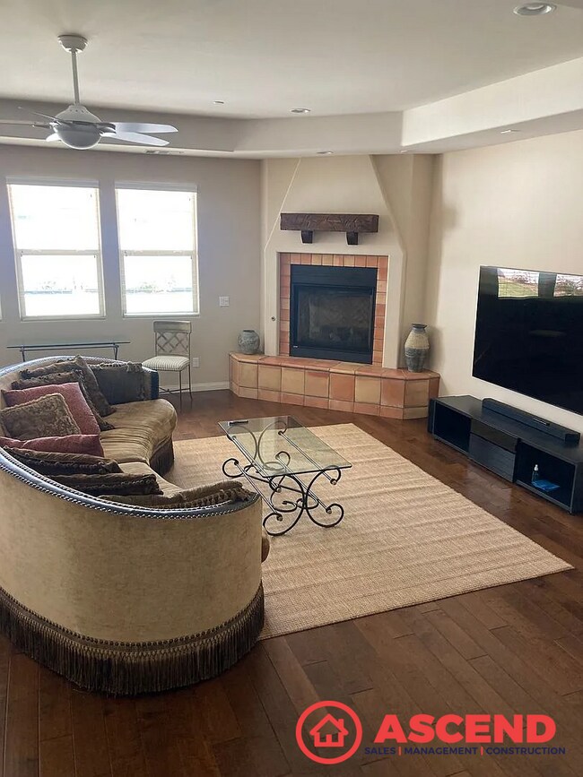 Foto del edificio - Beautiful 3 Bed, 2.5 Bath HOA Home with Fireplace & Modern Amenities