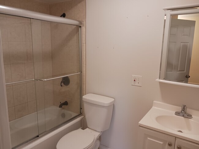 Bath - 571 Bloomfield Ave