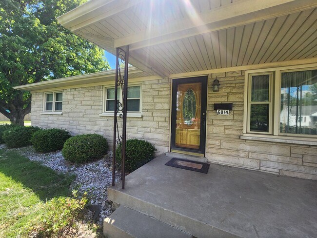 Foto del edificio - Beautiful 3 bedroom 1.5 bath home with bas...