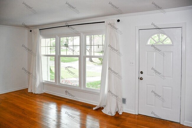 Building Photo - 3 Bed, 1 Bath Home with Garage in Prime Kansas City Location