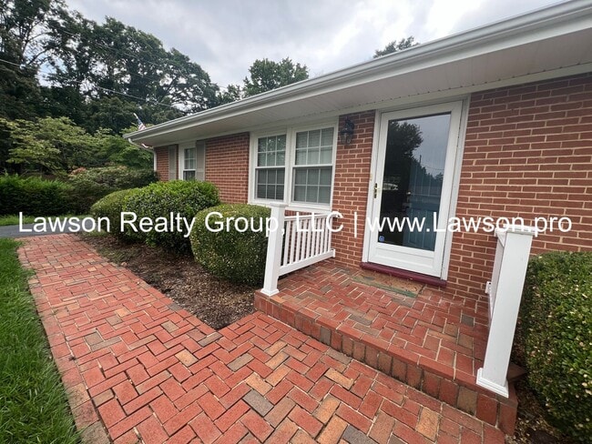 Building Photo - Nice, Three Bedroom Brick Ranch in City of...