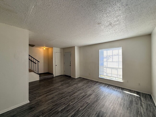 Building Photo - SECTION 8/HUD ACCEPTED - AVAILABLE NOW!