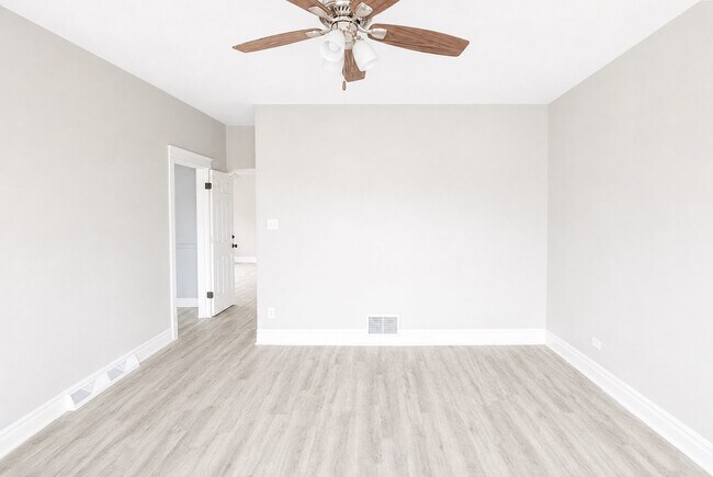 Foto del edificio - 1704 N Mayfield Ave
