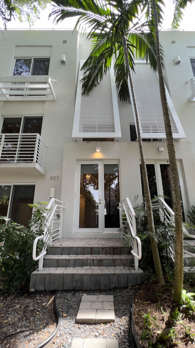 807 SE 12th Ct, Fort Lauderdale, FL 33316 Townhouse for Rent in Fort