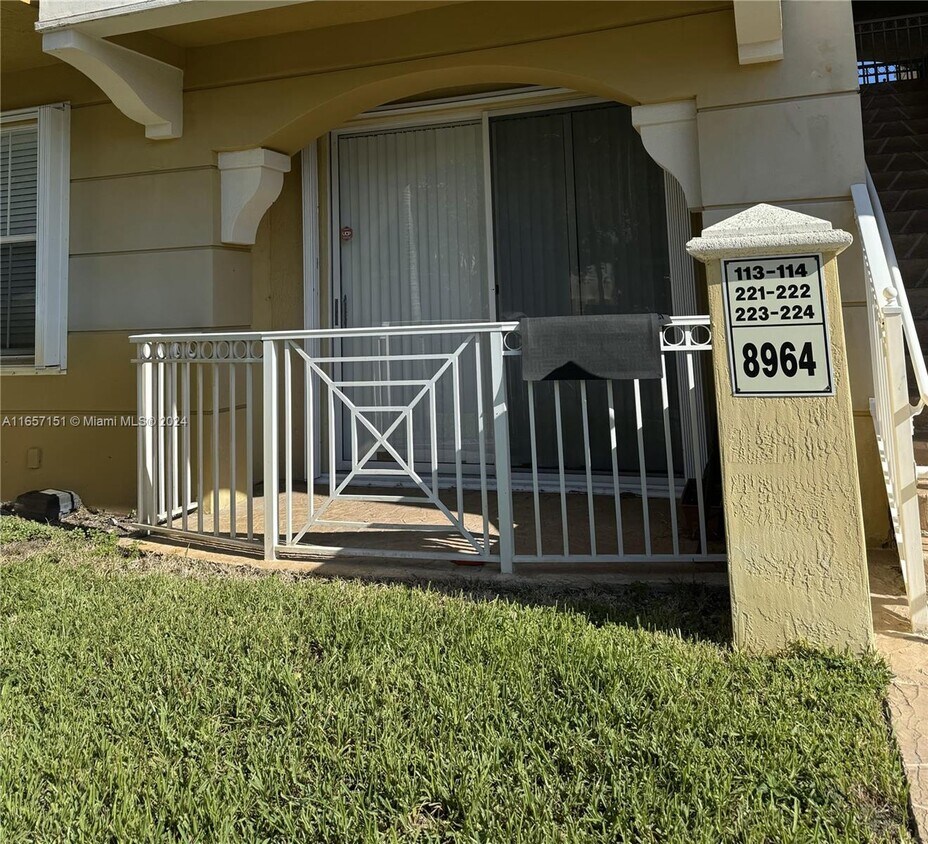 Foto principal - 8964 W Flagler St