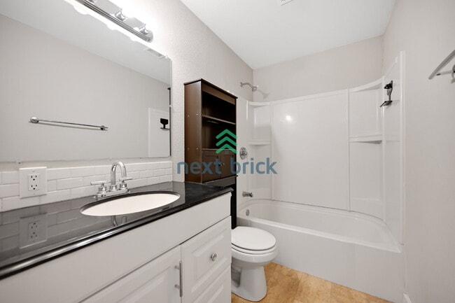 Building Photo - Beautiful remolded Single-family house