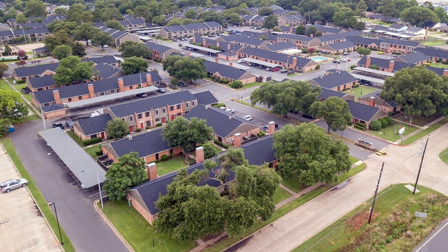 Building Photo - ReNew Towne Oaks