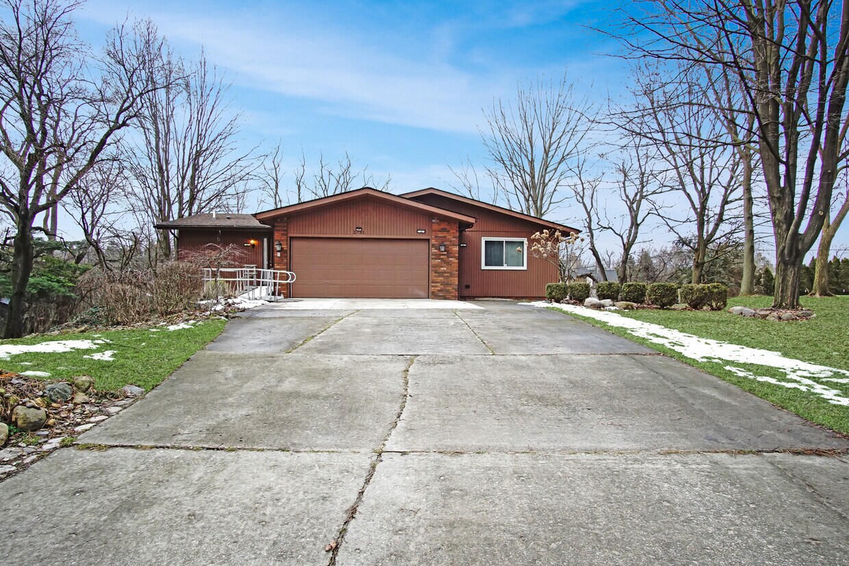 Large driveway with lots of space for vehicles - 2731 Acorn Rd