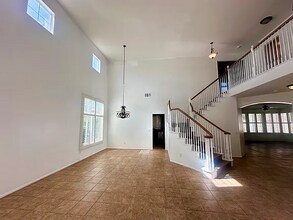 Building Photo - 1552 E Chase Dr