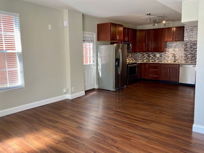 Foto del edificio - Large 3 bedroom in the Hill