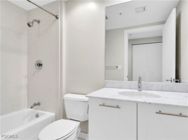 Foto del edificio - 3000 Oasis Grand Blvd