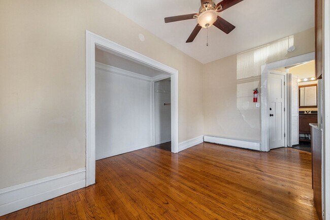 Foto del edificio - Attractive Remodeled Efficiency 2nd floor ...