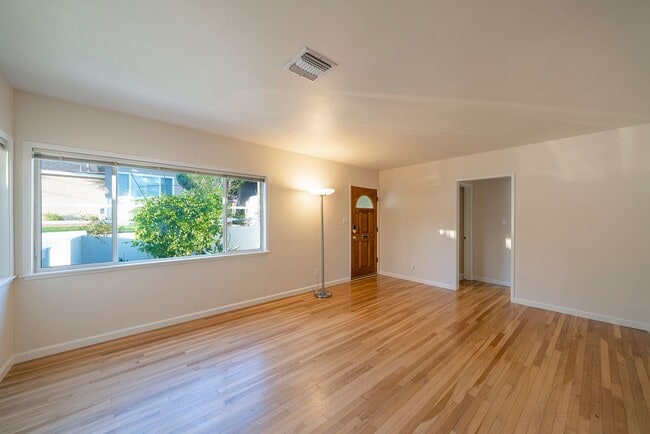 Building Photo - Charming Redondo Beach Home Rental!