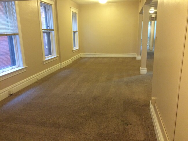 Huge Living room 20' x 14' - 4382 W Pine Blvd