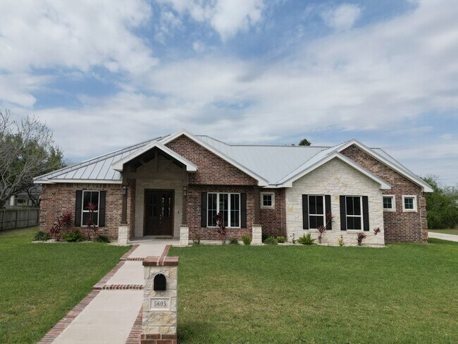 Foto del edificio - Gorgeous 4 bed/4 bath home, now available ...