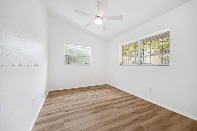 Foto del edificio - 3050 Bird Ave
