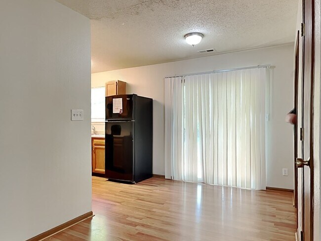 Foto del edificio - 3 bed with fenced in backyard!!