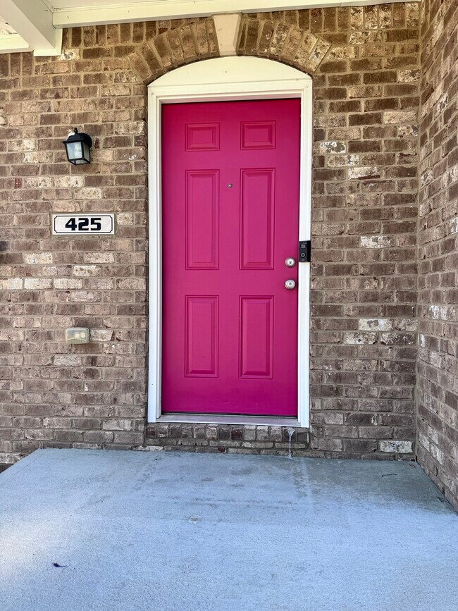 Building Photo - 425 Rockcrest Way