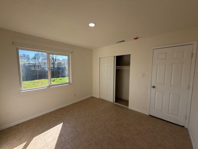 Building Photo - 1534 Nadine Ave