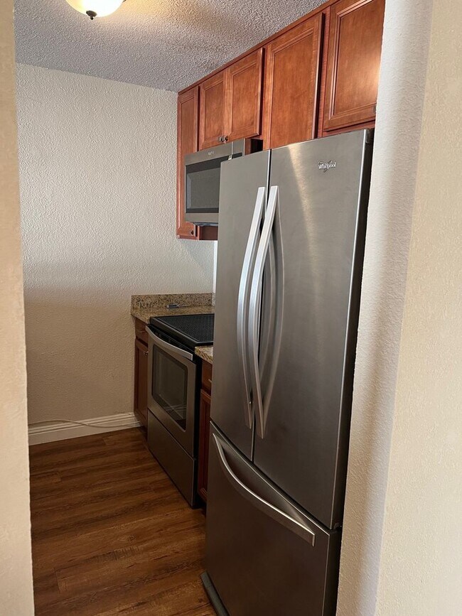 Building Photo - Sunny 1BR in Prime Oakland Location - Pool...