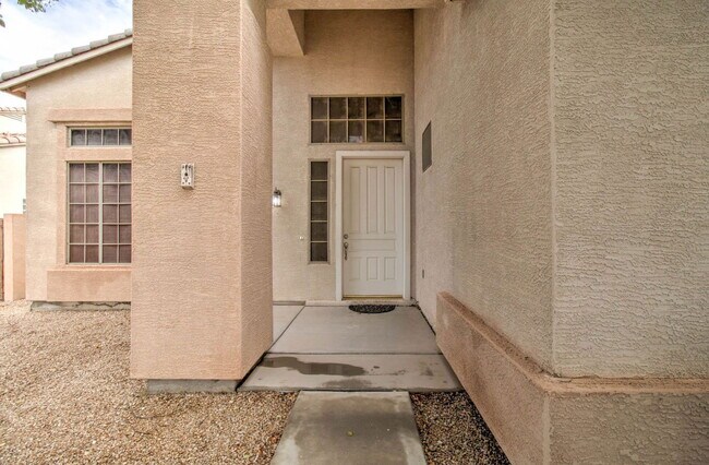 Building Photo - 2026 E County Down Dr