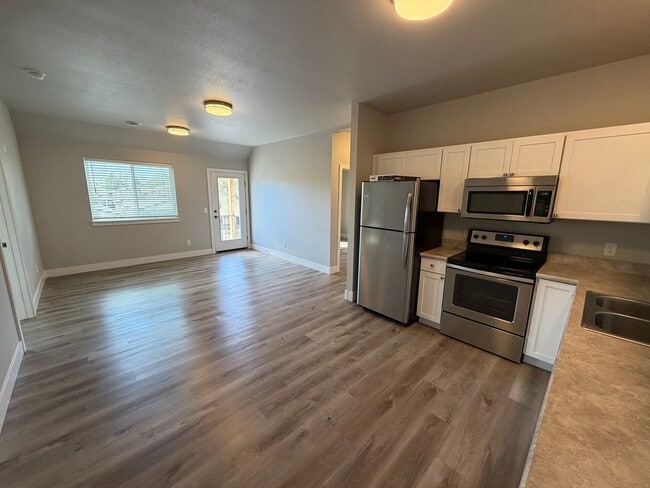 Building Photo - 3250 Rosebud Dr