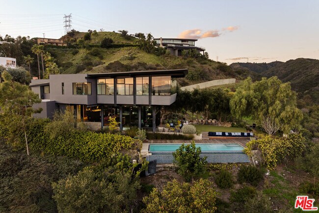 Foto del edificio - 1406 1/2 N Kenter Ave