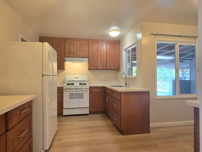 Building Photo - Cute Single Family Home with Large Bonus R...