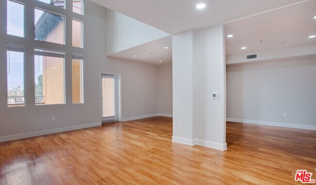 Foto del edificio - 340 Hauser Blvd