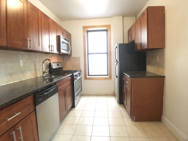 Building Photo - 609 W 196th St