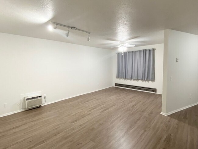 Foto del edificio - 146-146 Parrish Ln