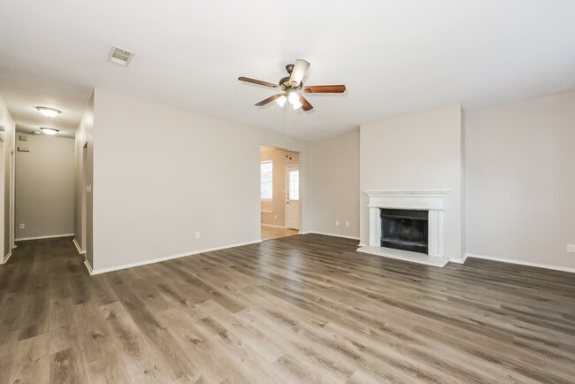 Building Photo - 2321 Wildwood Ln