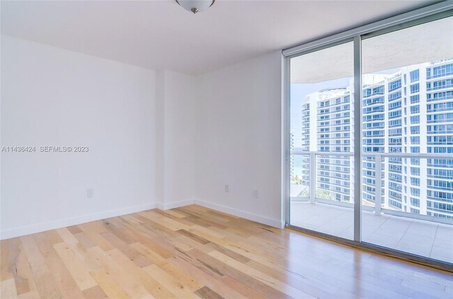 Foto del edificio - 5900 Collins Ave