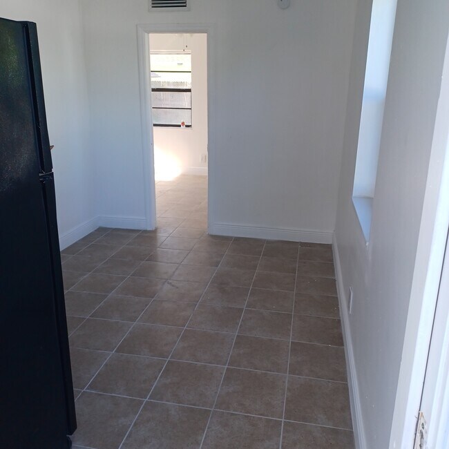 Sala de estar pequeña - 618 58th St