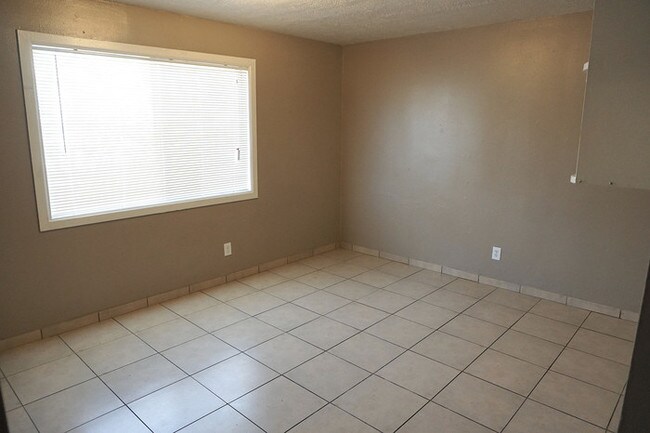Building Photo - Move In Ready! Near everything! Private Yard