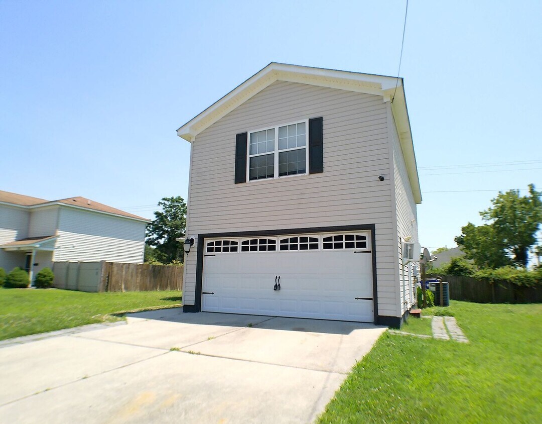Foto principal - Gorgeous 3 bed 2.5 bath single-family home...