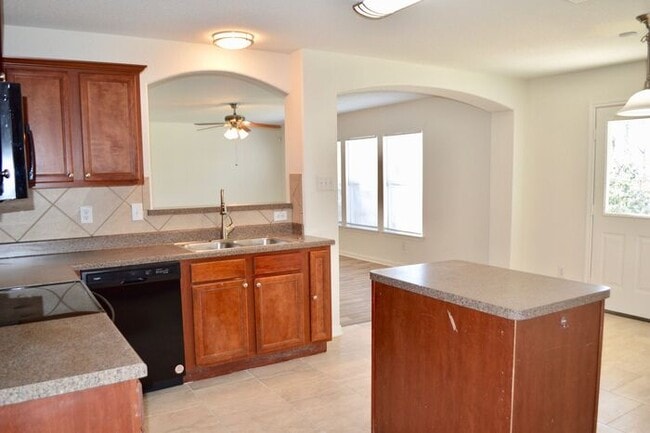 Building Photo - Amazing 4 bed 2 bath 2 story home in Hallie Heights!