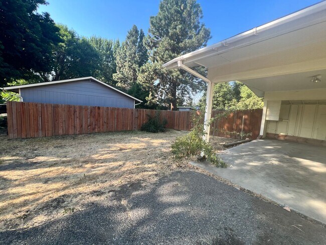 Building Photo - 3 Bed 1 Bath Home for Rent with Carport an...