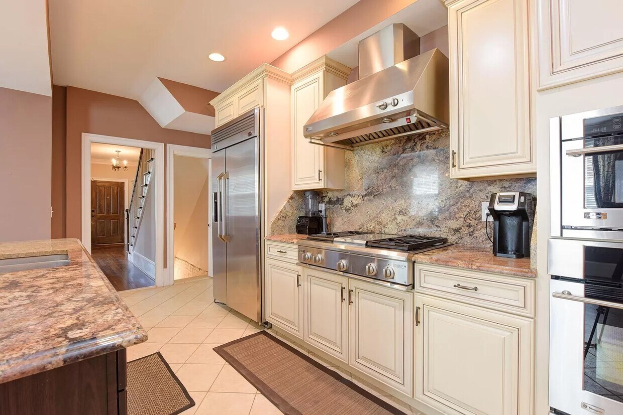 Foto principal - 4217 16th St NW