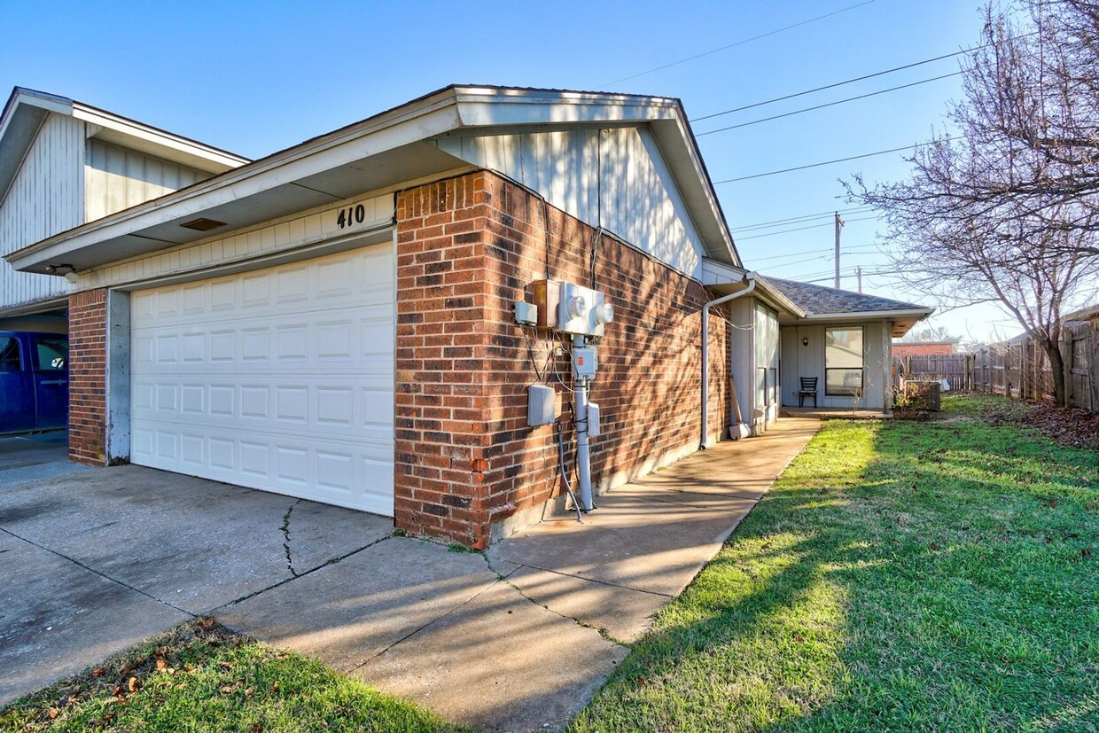 Foto principal - Cozy Edmond Duplex with Fireplace & Built-...