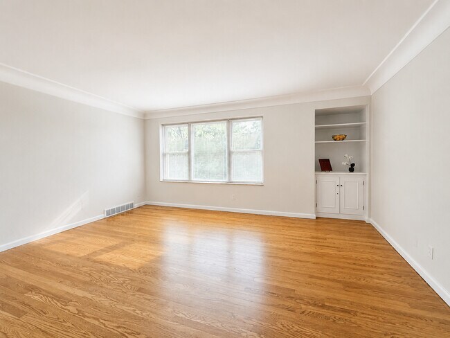 Foto del edificio - 6930 Jamieson Ave